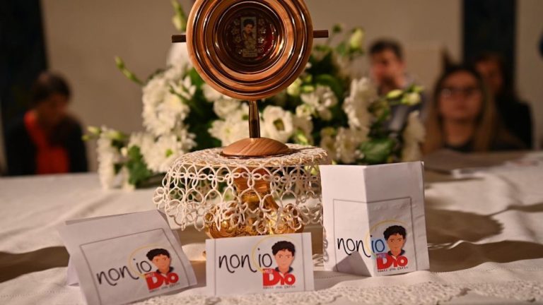 Staffetta-di-preghiera-con-Reliquie-Carlo-Acutis