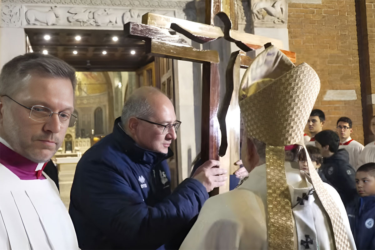 La Croce dei Giochi Olimpici arriva nella chiesa di San Babila