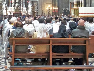 Nelle Messe di Natale l’annuncio della visita del Papa “dono straordinario”