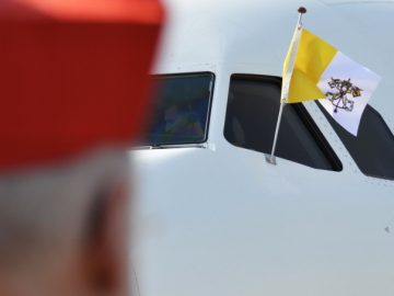 A Linate autorità e Papa senza tappeti rossi