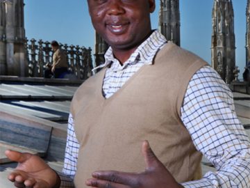 John ha rischiato la vita in mare, ma per accogliere il Papa è salito sul tetto del Duomo