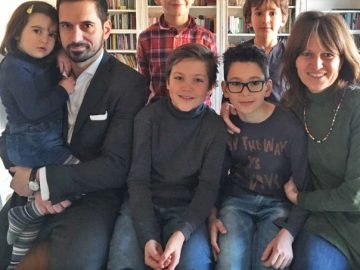 Cristina e Alessandro l’accoglienza la praticano tutti i giorni con i loro 5 figli, tutti in attesa di Francesco