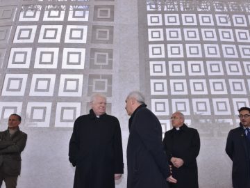 Scola, visita all’area della Messa del Papa