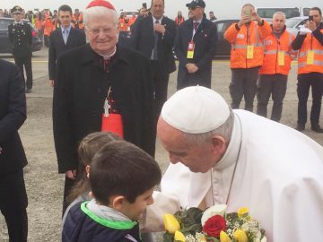 Papa Francesco a Linate riceve i fiori da due bambini