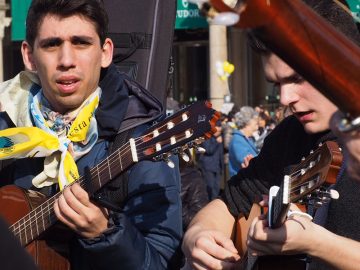 L’abbraccio dei milanesi in una piazza Duomo emozionata e gioiosa