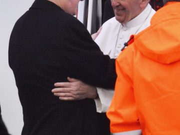 Papa Francesco a Linate riceve i fiori da due bambini. Primo fuoriprogramma: saluta la folla avvicinandosi alle transenne