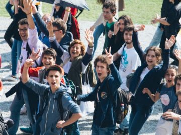 Applauso al Parco di Monza all’angelus del Papa. Comunità straniere: “Francesco è uno di noi”. Tra i fedeli anche i richiedenti asilo di Villa Sacro Cuore a Triuggio. Il Parco è pieno.