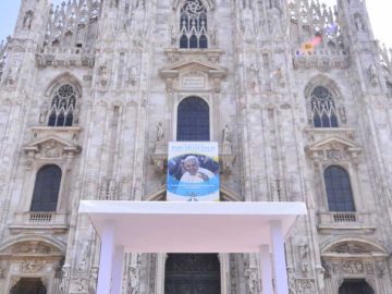 Papa Francesco in Duomo: “Giovani esposti a zapping continuo: insegniamo loro a discernere”. Scola: “Il travaglio è motivo di conversione”. In 100mila tra sagrato e vie laterali