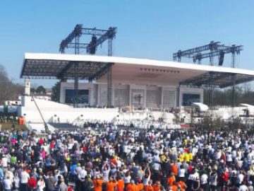 Papa al parco di Monza. Inizia la Messa davanti a un milione di fedeli