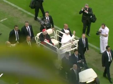 Il Papa ai Cresimandi: «Mostrate come la fede<br>ci aiuta ad andare avanti»