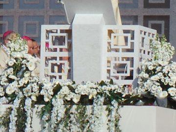 Papa Francesco: “Si specula sui poveri e sui migranti, sui giovani e sul loro futuro, non possiamo rimanere spettatori”. Un milione di fedeli alla Messa al parco di Monza