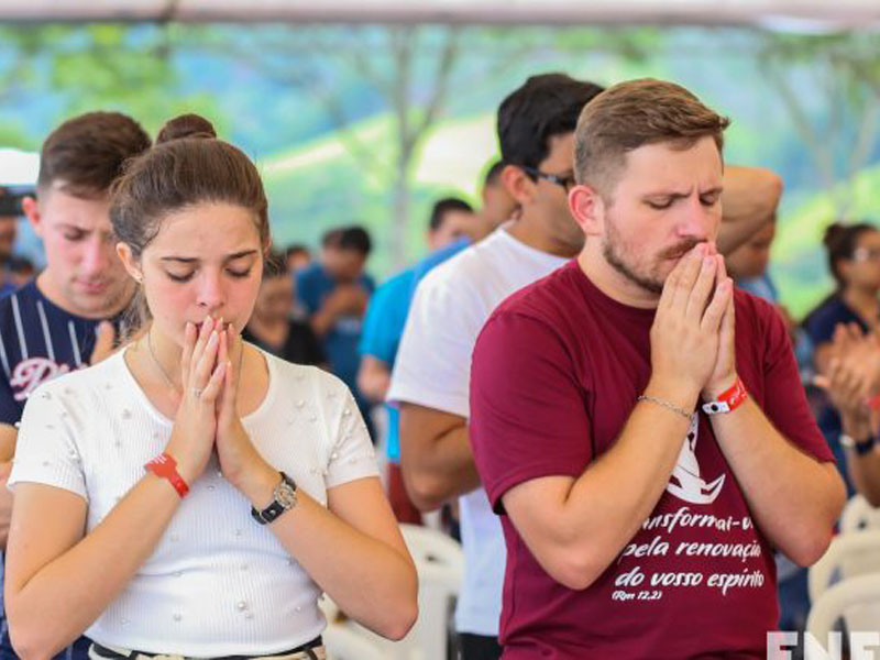 Gruppo di giovani in preghiera