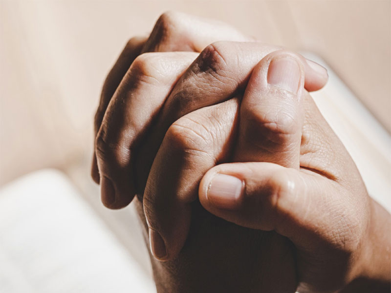 Mani in preghiera