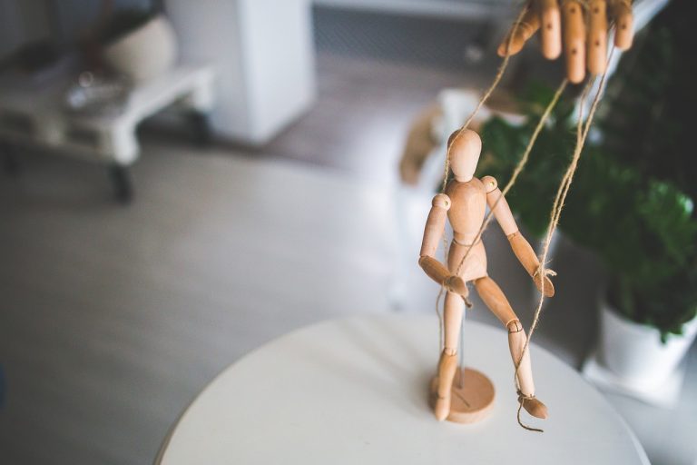 wooden-mannequin-791720_1280-768x512