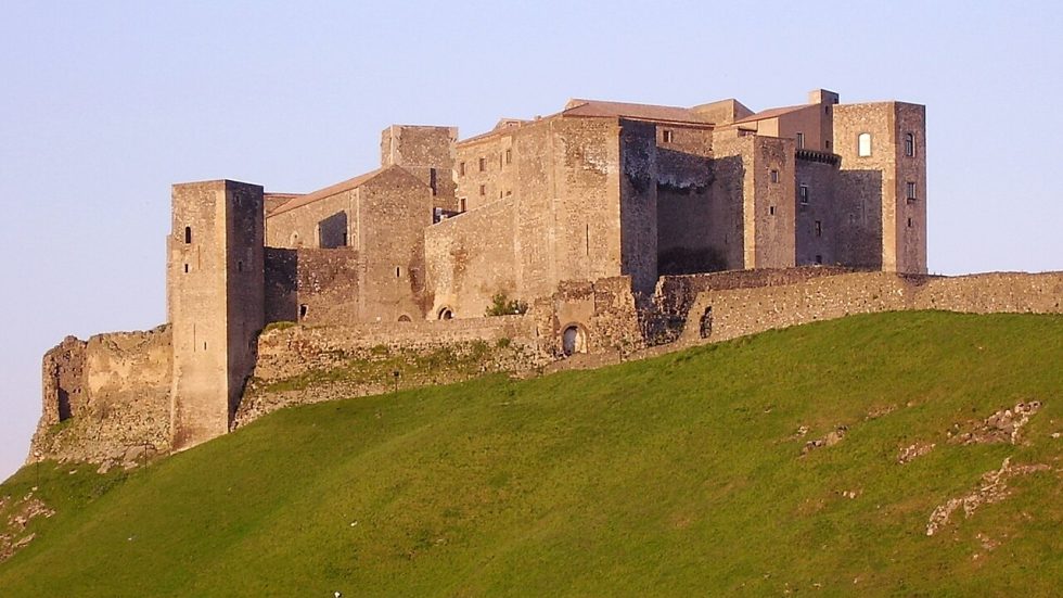 Il castello di Melfi, dove Federico II promulgò le costituzioni (Wikimedia commons)
