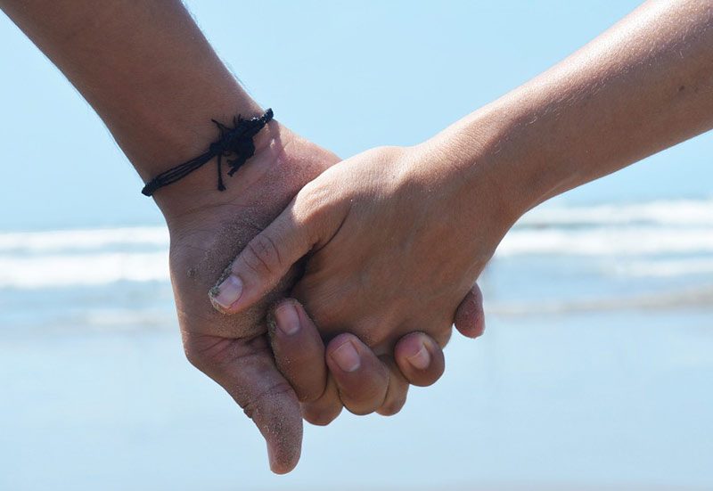 Fidandosi, fidanzati camminando per un sì