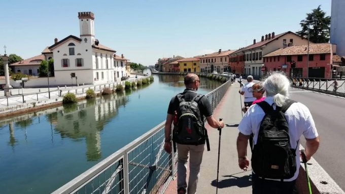 Camminando lungo il mare. A Milano
