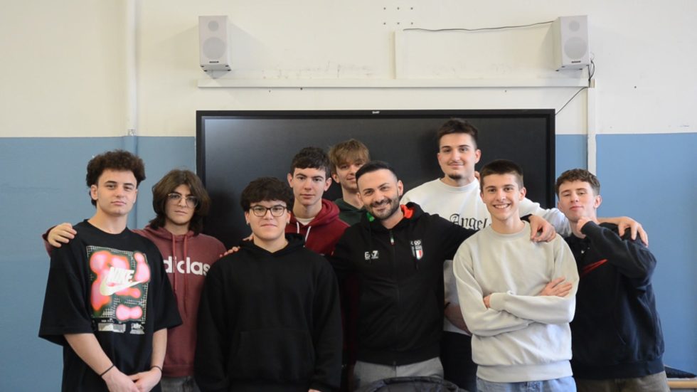 Il prof. Francesco Cannavacciuolo  con alcuni studenti