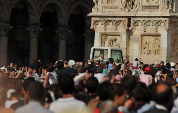 Papa in Piazza Duomo