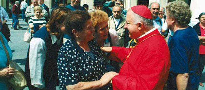 L'Arcivescovo Tettamanzi tra la gente