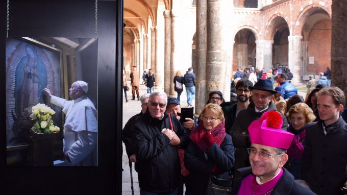 arcivescovo visita mostra su papa bergoglio_AFBJ