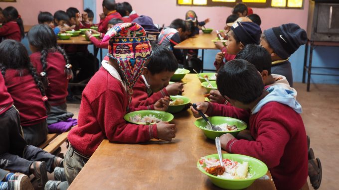 Bimbi boliviani consumano il piatto preparato con fondi di “Dona un sorriso”