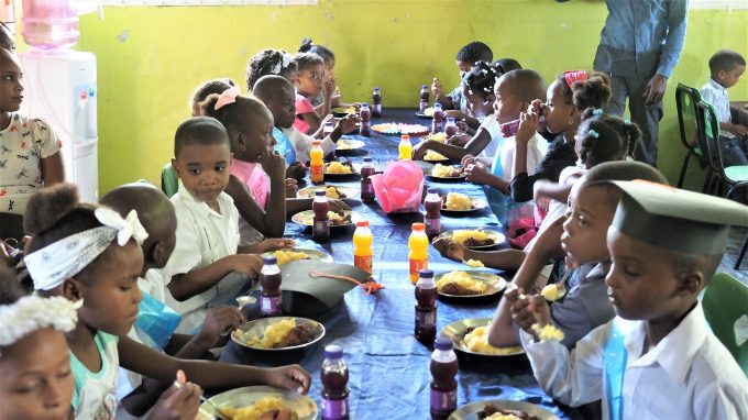 Bimbi dominicani consumano il piatto preparato con fondi di “Dona un sorriso”