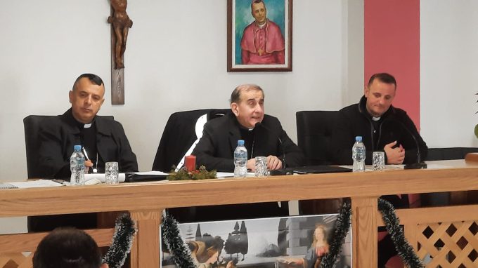 A destra dell’Arcivescovo monsignor Simon Kulli (vescovo di Sape)