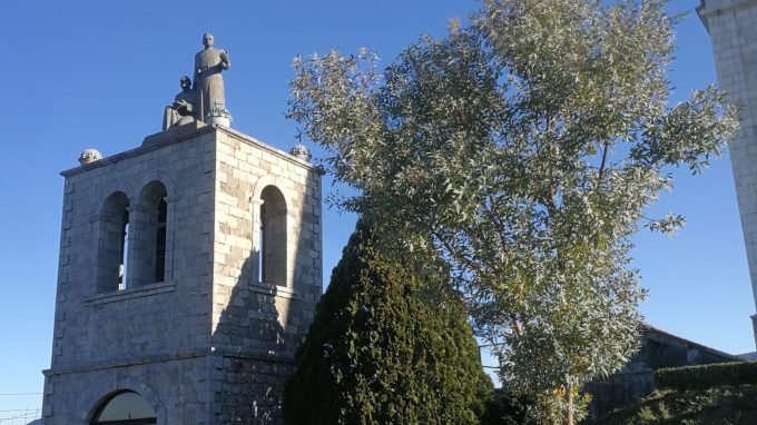 Monumento ai martiri albanesi nella parrocchia di Blinisht