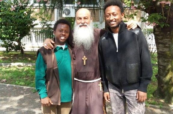 Tewodros e Abyi con monsignor Pagano