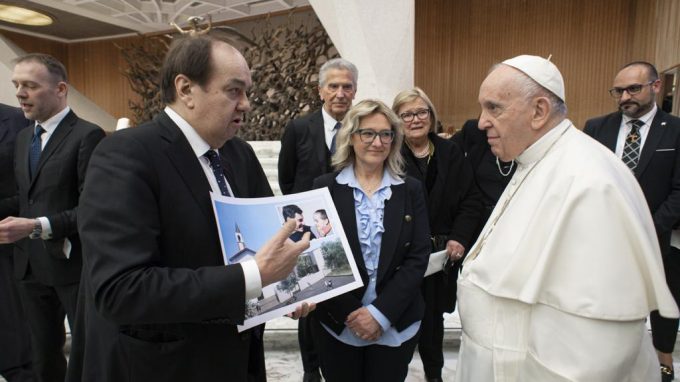 Il presidente dell'Unitalsi Vittore De Carli illustra al Pontefice il progetto