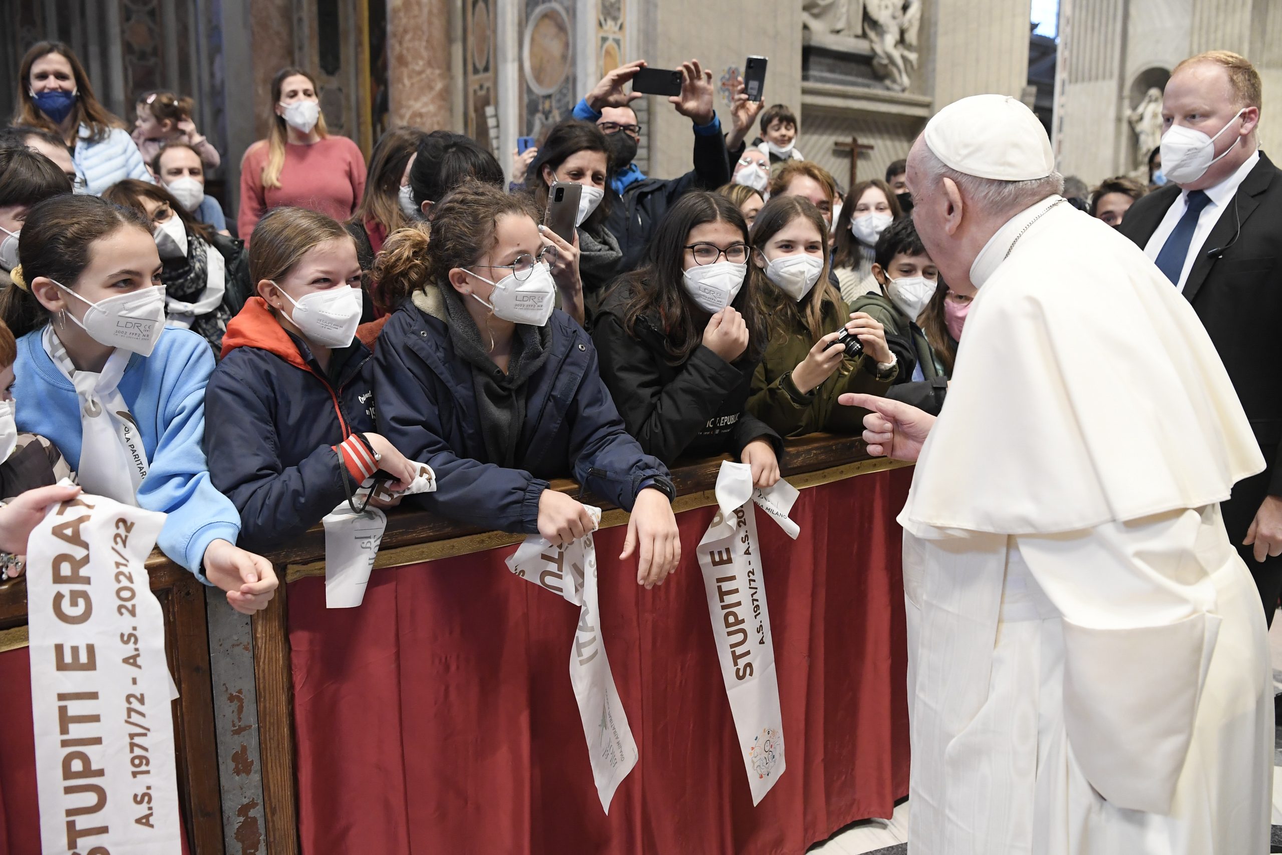 Il Papa con gli studenti milanesi (foto Vatican Media / Sir)