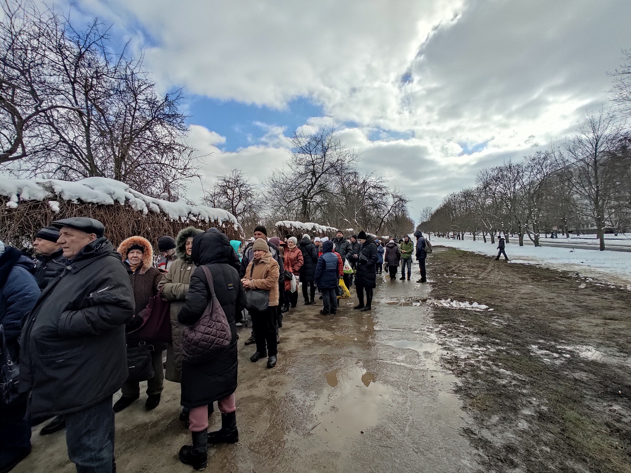 A Kharkiv persone in fila per ricevere gli aiuti umanitari (foto Chiesa greco-cattolica ucraina)