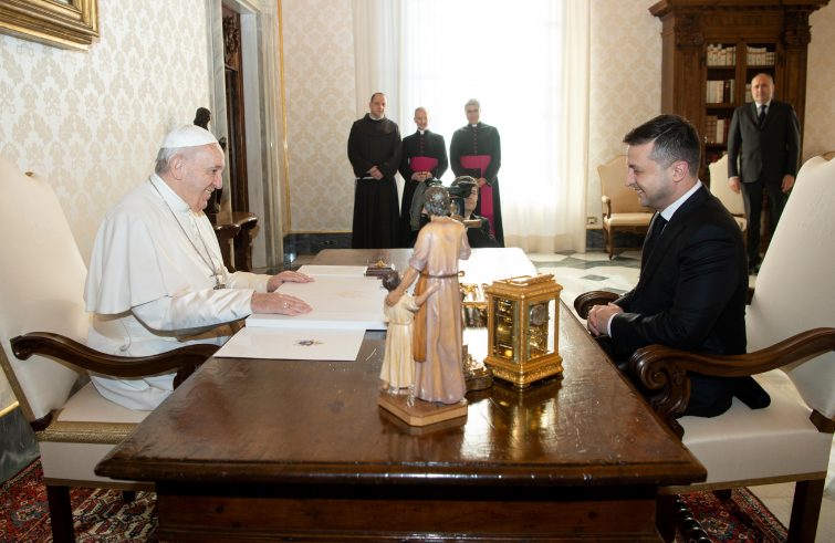 Papa Francesco e il presidente Zelensky durante un'udienza del 2020 (foto Vatican Media / Sir)