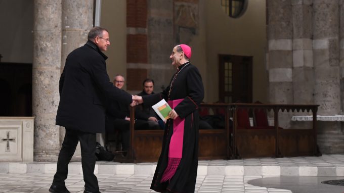 Un'immagine dell'incontro del 2020 in Sant’Ambrogio tra l'Arcivescovo e i laici che amministrano gli affari economici di parrocchie e Comunità pastorali
