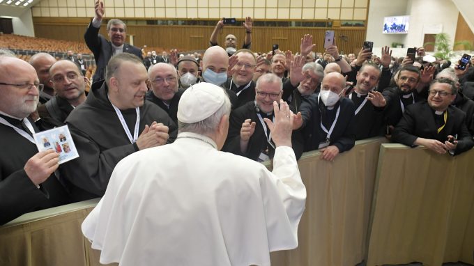 Papa Francesco saluta i partecipanti all'incontro (foto Vatican Media / Sir)