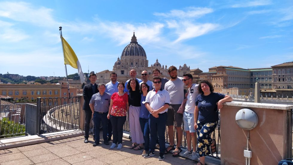Il gruppo dei giovani sulla terrazza dell'Istituto Maria Bambina in Vaticano