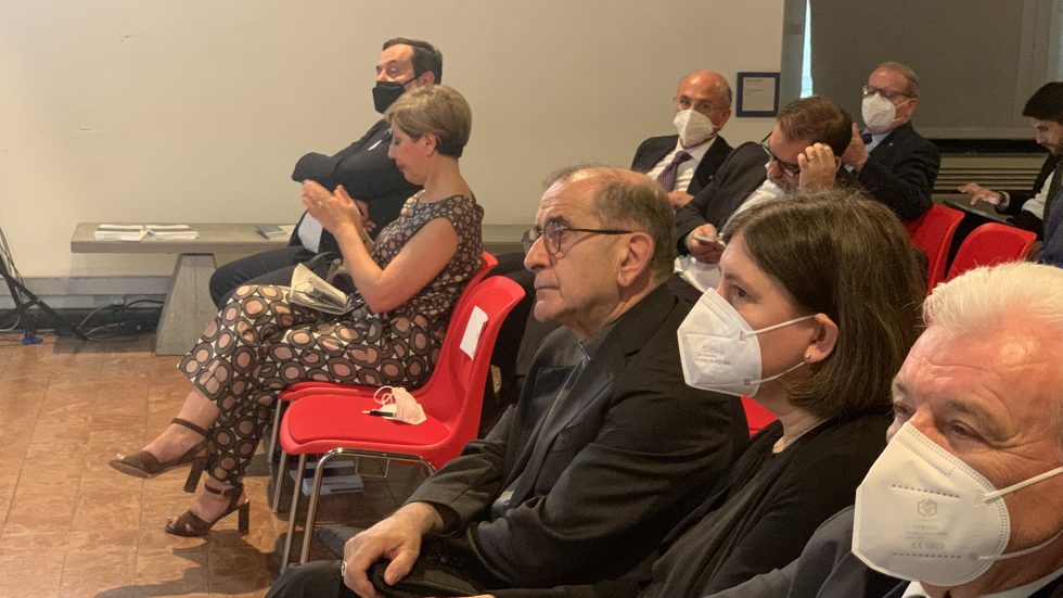 L'Arcivescovo durante l'assemblea