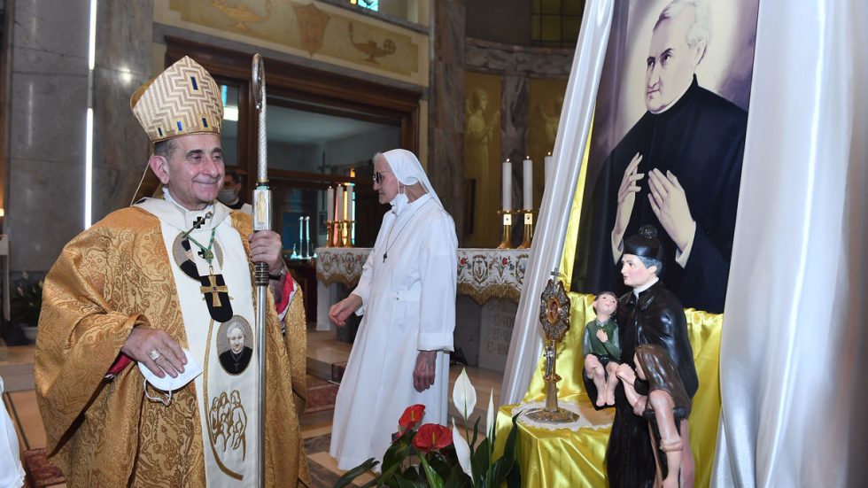Palazzolo_L'Arcivescovo davanti all'immagine del Santo