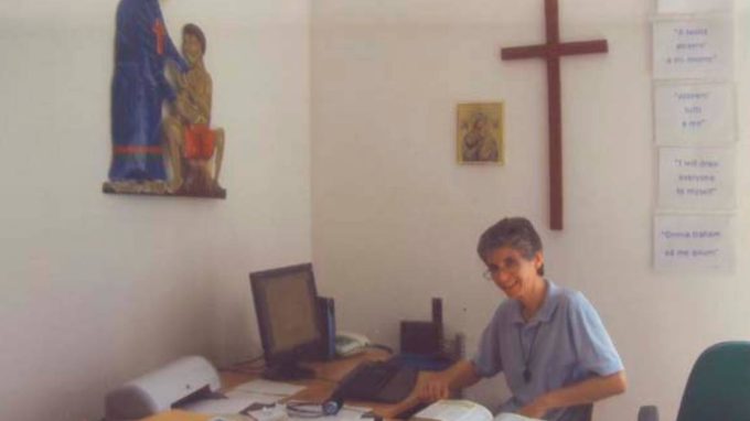 Luisa Dell'Orto alla sua scrivania (da Ilgermogliolomagna.org)