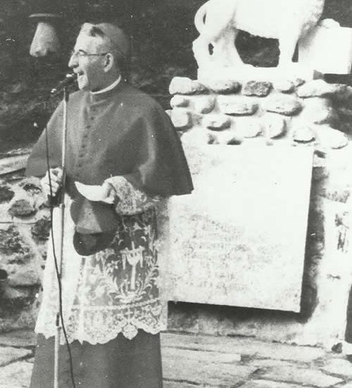 Il cardinale Luciani a Premana davanti al monumento con il leone di San Marco