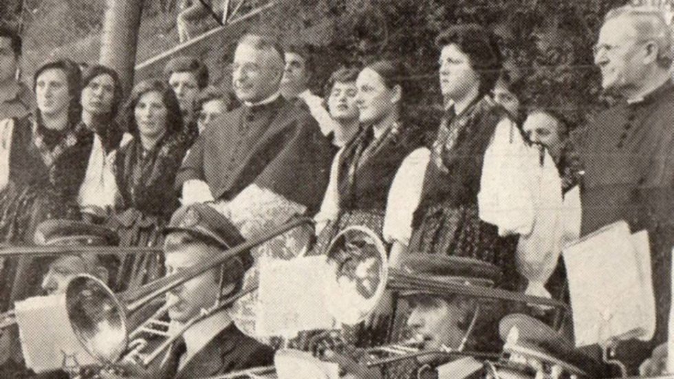 Il cardinale Luciani accolto a Premana dalle ragazze in costume tradizionale e dalle note del Corpo musicale locale