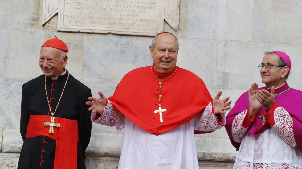 Il cardinale Cantoni tra il cardinale Coccopalmerio e l'Arcivescovo