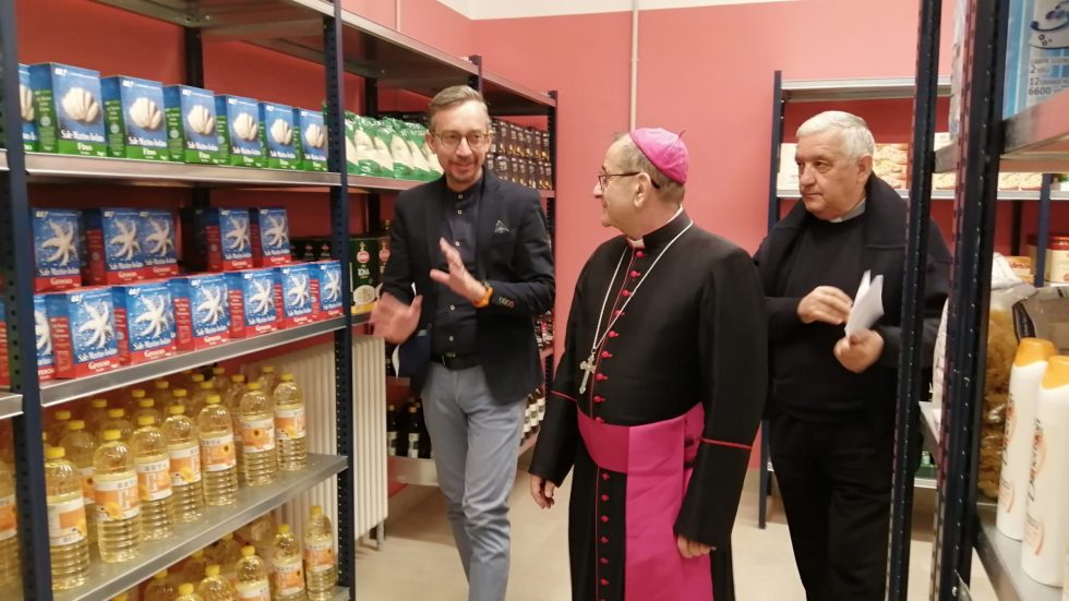 L'Arcivescovo visita l'Emporio