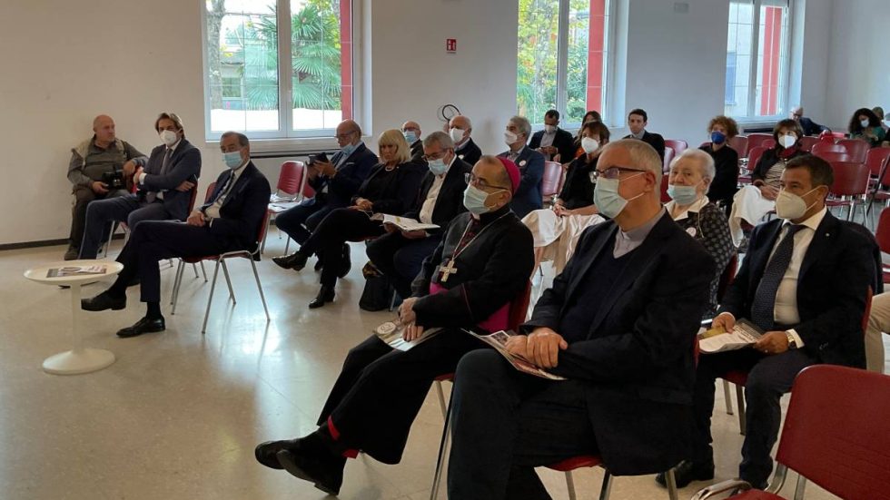 Gli intervenuti alla cerimonia