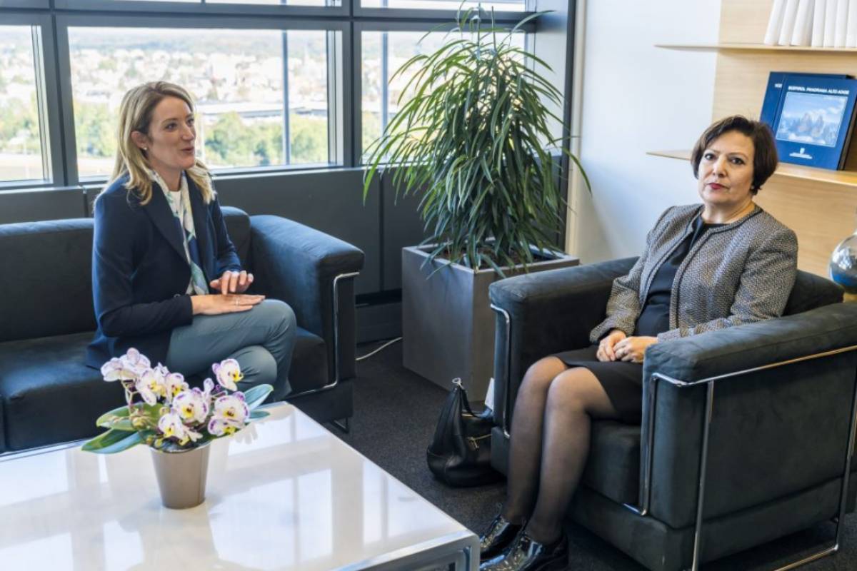 Azadeh Kian a colloquio con Roberta Metsola (foto Sir / Parlamento Europeo)