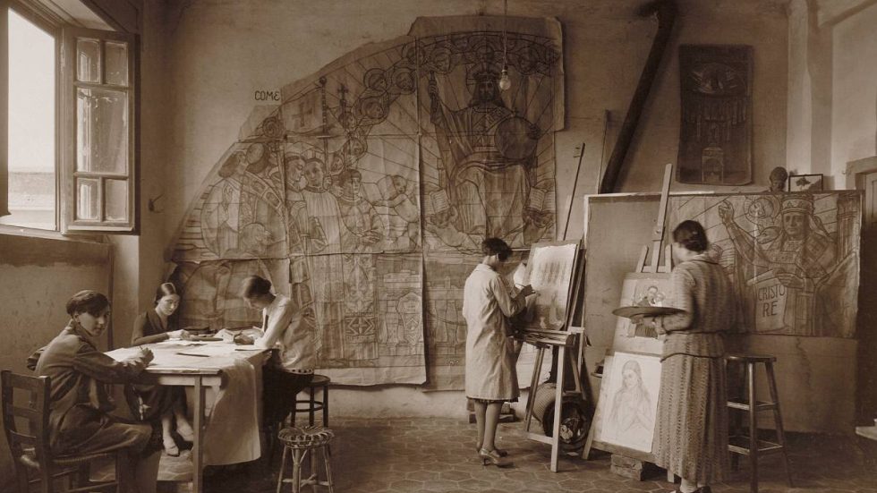 Studentesse al lavoro nell’aula di pittura della prima sede di via Fontanesi, in una foto degli anni Venti
