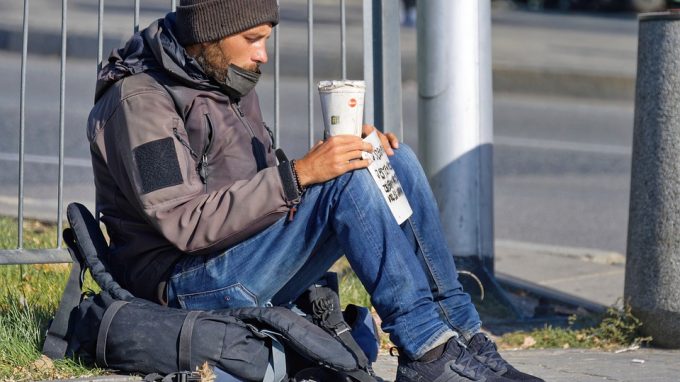 povero senza dimora homeless