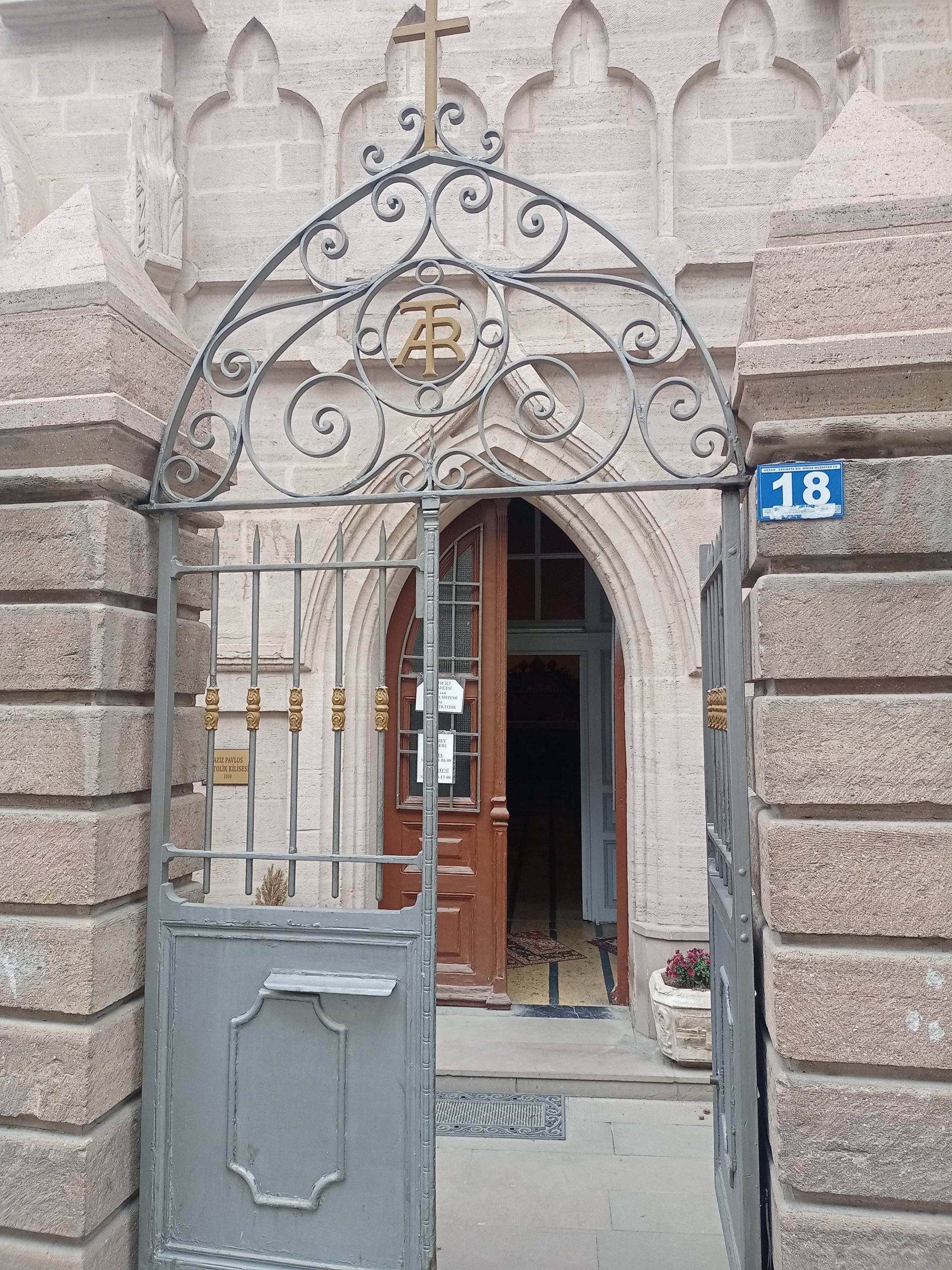 La porta della chiesa di Konya