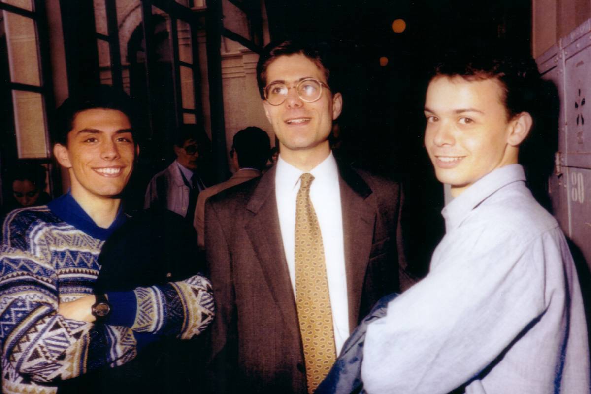 Marcello Marano (al centro) il giorno della laurea, con gli amici Ugo Cangiano (a sinistra, col maglione) e Luca Mancin (a destra, con la camicia)